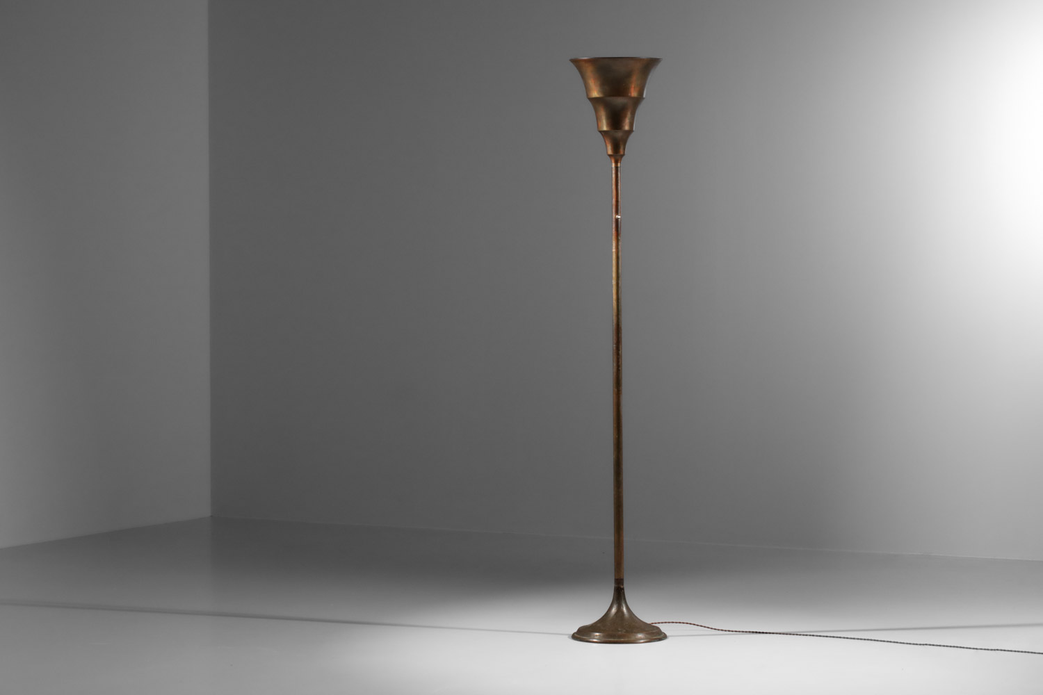 lampadaire italien des années 30 40 en cuivre patiné G197 lampadaire italien des années 30 40 en cuivre patiné G197