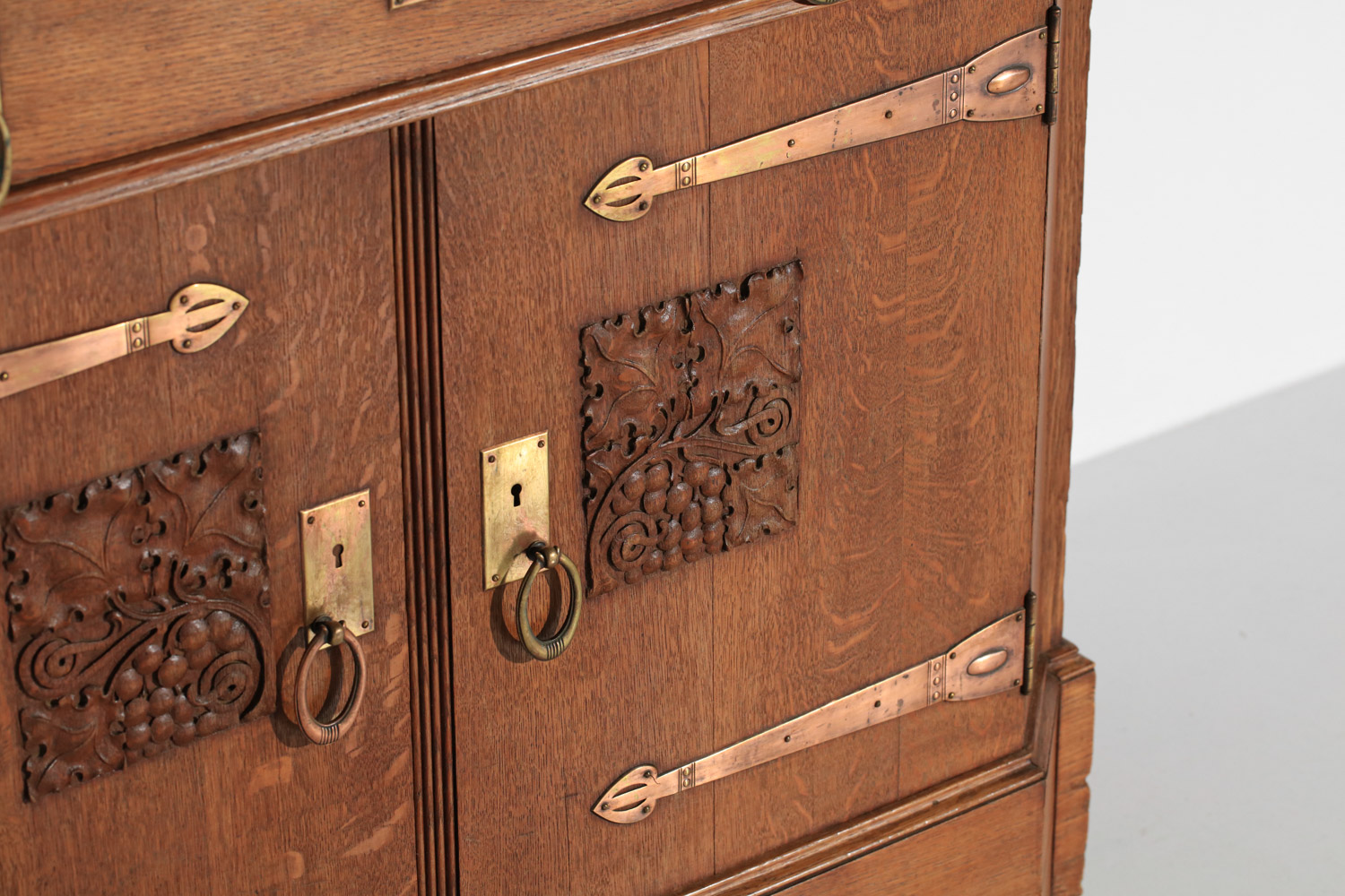 Buffet Art Nouveau en chêne à double structure, style Art & Crafts, années 1920 - J367