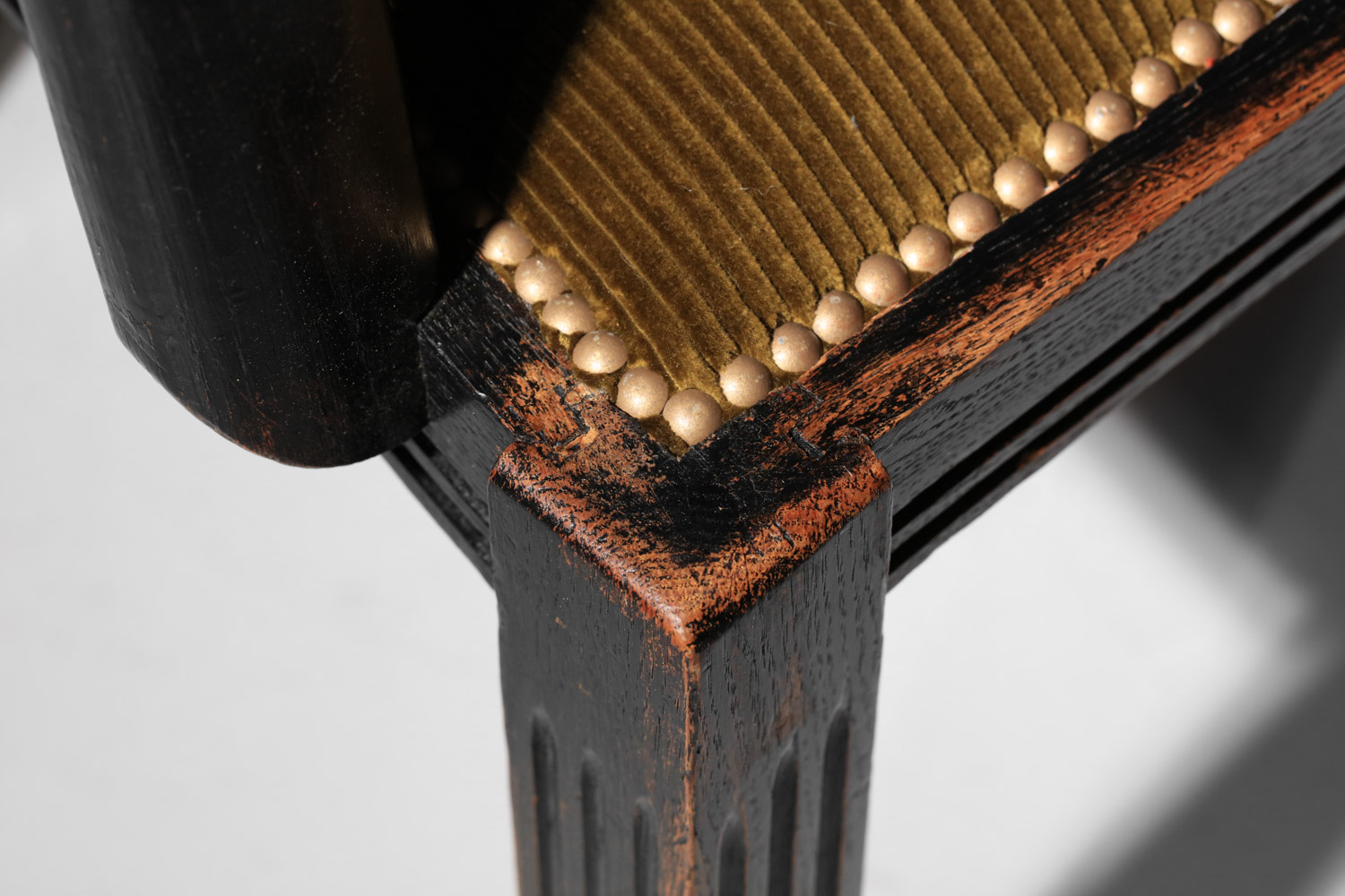 chaise de bureau avec accoudoirs en chêne noirci années 40 - J438 chaise de bureau avec accoudoirs en chêne noirci années 40 - J438