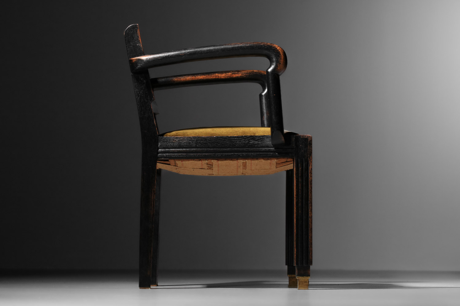 chaise de bureau avec accoudoirs en chêne noirci années 40 - J438 chaise de bureau avec accoudoirs en chêne noirci années 40 - J438